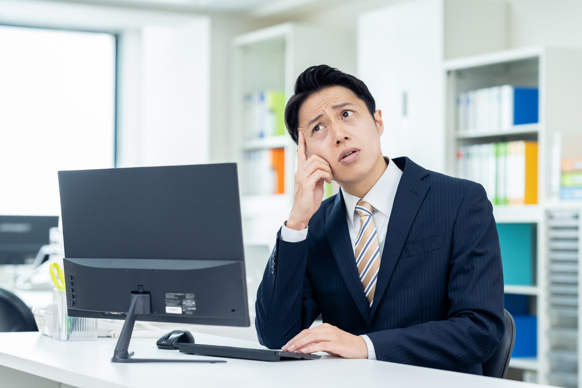 採用に悩むビジネスマン